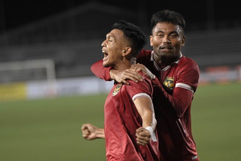 Pesepak bola Timnas Indonesia Dendy Sulistyawan (kiri) bersama Saddil Ramdani merayakan gol yang dicetaknya ke gawang Timnas Filipina dalam laga lanjutan Grup A Piala AFF 2022 di Rizal Memorial Stadium, Manila, Filipina, Senin (2/1/2023). Foto: Akbar Nugroho Gumay/ANTARA FOTO