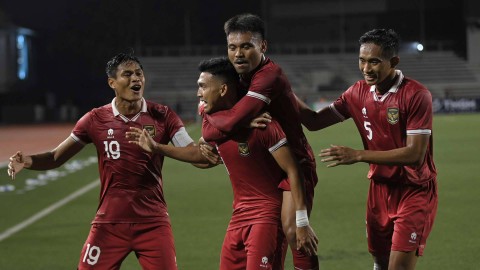 Pesepak bola Timnas Indonesia Dendy Sulistyawan (kedua kiri) bersama rekan setimnya merayakan gol yang dicetaknya ke gawang Timnas Filipina dalam laga lanjutan Grup A Piala AFF 2022 di Rizal Memorial Stadium, Manila, Filipina, Senin (2/1/2023).  Foto: Akbar Nugroho Gumay/ANTARA FOTO