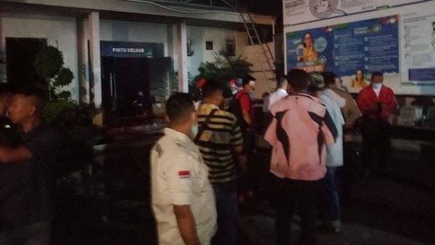 Petugas pemadam kebakaran saat memadamkan api di Gedung BPJS Kesehatan Kota Medan.  Foto: BPBD Medan