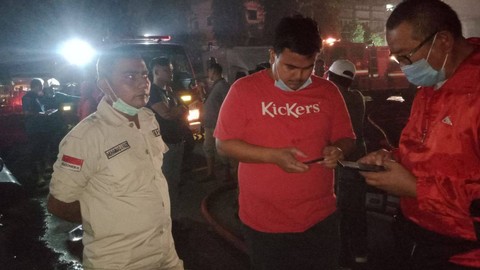 Petugas pemadam kebakaran saat memadamkan api di Gedung BPJS Kesehatan Kota Medan. Foto: BPBD Medan