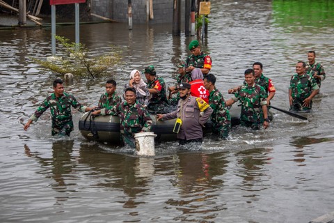 Personel TNI-Polri dan tim kesehatan melakukan patroli dengan perahu karet untuk mengevakuasi warga yang terisolir banjir yang merendam Jalur Pantura Kaligawe-Genuk, Semarang, Jawa Tengah, Senin (2/1/2023).  Foto: Aji Styawan/ANTARA FOTO