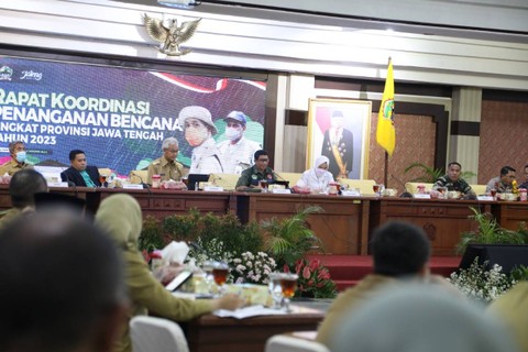 Kepala BNPB Letjen TNI Suharyanto memberikan arahan penanganan darurat banjir dalam Rapat Koordinasi Penanganan Bencana Banjir Provinsi Jawa Tengah di Gedung Gradhika Bakti Praja, Semarang, pada Selasa (2/1). Foto: BNPB