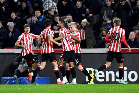 Selebrasi pemain Brentford usai mencetak gol ke gawang Liverpool pada pertandingan lanjutan LIga Inggris di Stadion Komunitas Brentford, London, Inggris. Foto: Toby Melville/REUTERS