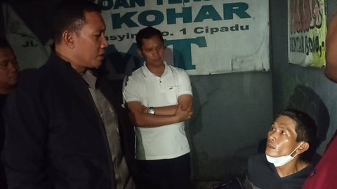 Kapolres Metro Jakarta Pusat Kombes Pol  Komarudin (kiri) saat meminta keterangan kepada Iwan Sumarno (pakai masker putih), pelaku penculik Malika, di kawasan Ciledug, Senin (2/1).  Foto: Dok. Istimewa