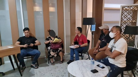 Pelaku penipuan dan penggelapan tiket pesawat umrah, RAP (dua kiri), saat ditangkap polisi.  Foto: Dok. Istimewa