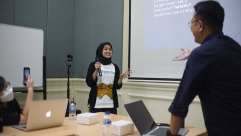 Haekal Mahdania melakukan praktik live report bersama Dede Rohali (Video Manager kumparan). Foto: Iqbal Firdaus/kumparan