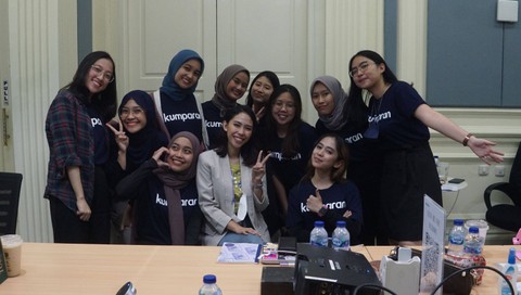 Asti Candramaya (Content Creator TikTok) bersama peserta kumparan Buddies. Foto: Iqbal Firdaus /kumparan