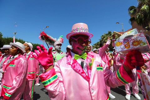 Anggota rombongan Baruch tampil dalam Karnaval Penyanyi Cape Town yang dikenal dalam bahasa Afrika sebagai "Tweede Nuwejaar" (Tahun Baru Kedua) di Cape Town, Afrika Selatan, Senin (2/1/2023). Foto: Shelley Christians/REUTERS