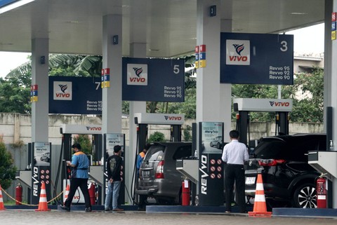 Pengendara mengantre untuk membeli bensin di sejumlah SPBU di kawasan Bekasi, Jawa Barat pada Selasa (3/1/2023). Foto: Iqbal Firdaus/kumparan