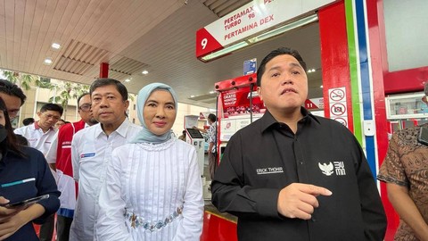 Menteri BUMN Erick Thohir (kanan) dan Dirut Pertamina Nicke Widyawati mengumumkan penurunan harga Pertamax, Selasa (3/1/2022). Foto: Fariza Rizky Ananda/kumparan