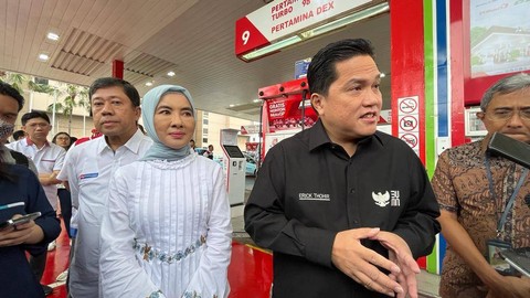 Menteri BUMN Erick Thohir (kanan) dan Dirut Pertamina Nicke Widyawati mengumumkan penurunan harga Pertamax, Selasa (3/1/2022). Foto: Fariza Rizky Ananda/kumparan