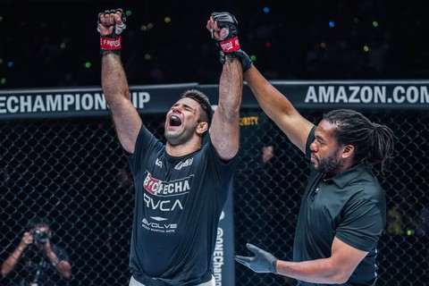 Marcus Almeida dalam laga menghadapi Kirill Grishenko di ONE Fight Night 1. Foto: ONE Championship