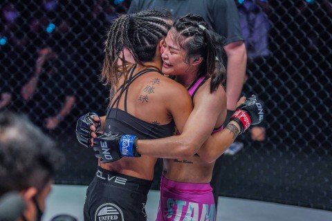 Angela Lee dan Stamp Fairtex usai berlaga di ONE X pada Maret 2022. Foto: ONE Championship