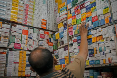 Seorang pedagang mengambil obat untuk konsumennya di Pasar Pramuka, Jakarta, Selasa (3/1/2023). Foto: Jamal Ramadhan/kumparan