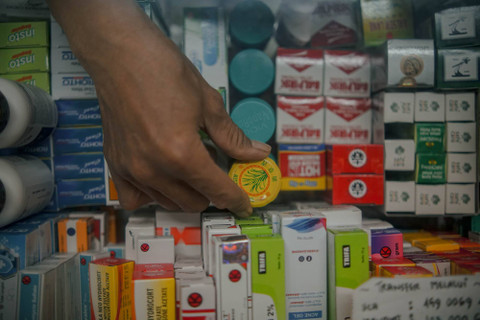Seorang pedagang mengambil obat untuk konsumennya di Pasar Pramuka, Jakarta, Selasa (3/1/2023). Foto: Jamal Ramadhan/kumparan