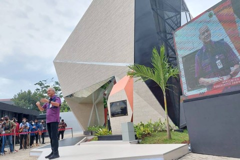 Gubernur Jawa Tengah, Ganjar Pranowo meresmikan Gedung Pusat Datang Jateng di Kota Semarang, Selasa (3/1/2023). Foto: Dok. Istimewa
