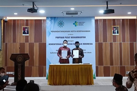 Menteri Kesehatan Budi Gunadi Sadikin dan Ketum PP Muhammadiyah Haedar Nashir tandatangani MOU, Selasa (3/1). Foto: Andika Ramadhan/kumparan