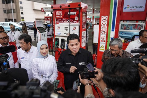 Menteri BUMN Erick Thohir (tengah) didampingi Dirut Pertamina Nicke Widyawati (ketiga kiri) saat menyampaikan keterangan pers terkait penyesuaian harga Bahan Bakar Minyak (BBM) nonsubsidi di SPBU Pertamina MT Haryono, Jakarta, Selasa (3/1/2023). Foto: Dhemas Reviyanto/ANTARA FOTO