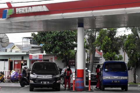 Pengendara roda empat membeli BBM di salah satu SPBU di kawasan Pasar Minggu, Jakarta, Selasa (3/1/2023). Foto: Indrianto Eko Suwarso/ANTARA FOTO