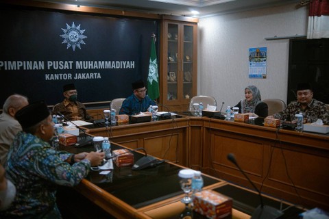 Ketua KPU Hasyim Asy'ari bersalaman dengan Ketua PP Muhammadiyah Haedar Nashir di Kantor PP Muhammadiyah dalam kegiatan audiensi terkait persiapan penyelenggaraan Pemilu 2024. Jakarta, Selasa (3/1/2023). Foto: Jamal Ramadhan/kumparan