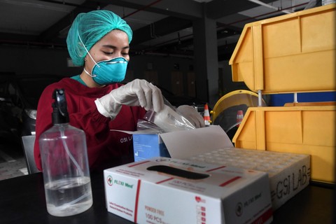 Petugas medis menunggu pengguna jasa layanan 'drive thru' tes antigen dan PCR COVID-19 harian di salah satu laboratorium di Setiabudi, Jakarta, Selasa (3/1/2023). Foto: Aditya Pradana Putra/Antara Foto