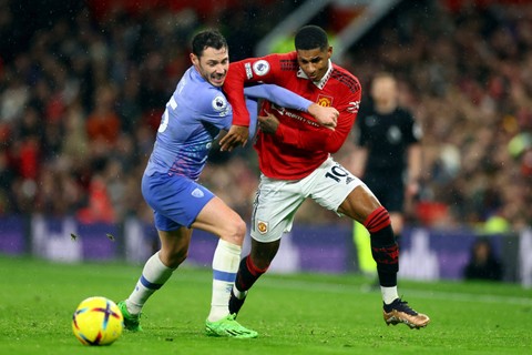 Pemain Manchester United Marcus Rashford berusaha melewati pemain AFC Bournemouth pada pertandingan lanjutan Liga Inggris di Old Trafford, Manchester, Inggris. Foto: Carl Recine/REUTERS
