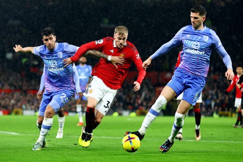 Pemain Manchester United Donny van de Beek berusaha melewati pemain AFC Bournemouth pada pertandingan lanjutan Liga Inggris di Old Trafford, Manchester, Inggris. Foto: Carl Recine/REUTERS
