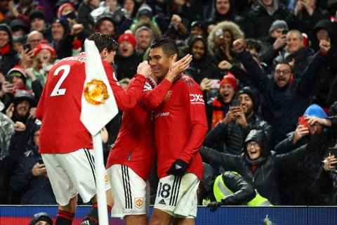 Selebrasi pemain Manchester United Casemiro usai mencetak gol ke gawang AFC Bournemouth pada pertandingan lanjutan Liga Inggris di Old Trafford, Manchester, Inggris. Foto: Carl Recine/REUTERS