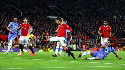 Pemain Manchester United Casemiro mencetak gol ke gawang AFC Bournemouth pada pertandingan lanjutan Liga Inggris di Old Trafford, Manchester, Inggris. Foto: Carl Recine/REUTERS