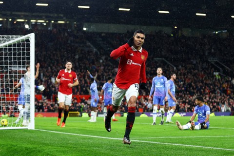 Selebrasi pemain Manchester United Casemiro usai mencetak gol ke gawang AFC Bournemouth pada pertandingan lanjutan Liga Inggris di Old Trafford, Manchester, Inggris. Foto: Carl Recine/REUTERS