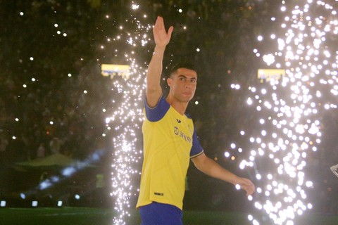 Cristiano Ronaldo saat diperkenalkan sebagai pemain terbaru Al Nassr di Mrsool Park, Riyadh, Arab Saudi. Foto: Ahmed Yosri/REUTERS