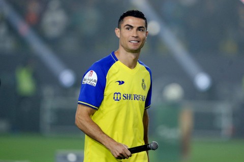 Cristiano Ronaldo saat diperkenalkan sebagai pemain terbaru Al Nassr di Mrsool Park, Riyadh, Arab Saudi. Foto: Ahmed Yosri/REUTERS
