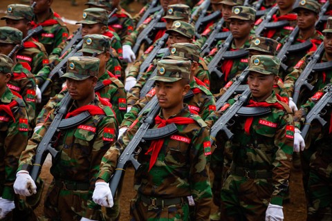 Tentara Pembebasan Nasional Taaung (TNLA), sebuah kelompok bersenjata etnis Palaung, berparade saat mereka memperingati 59 tahun Hari Perlawanan Nasional Taaung di kotapraja Tangyan di negara bagian Shan di utara Myanmar. Foto: AFP