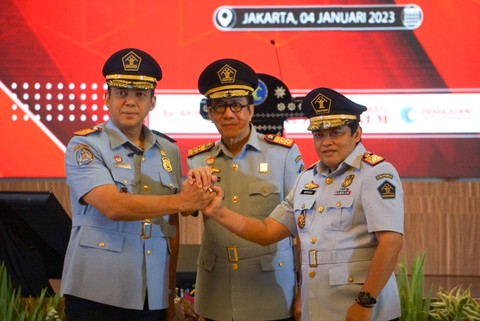 Dirjen Imigrasi Silmy Karim (kiri) bersama MenkumHAM, Yasona Laoly (tengah) berpose saat pelantikan di Graha Pengayoman Kemenkumham, Jakarta, Rabu (4/1/2023). Foto: Jamal Ramadhan/kumparan