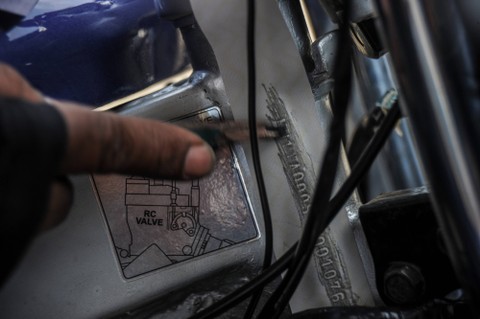 Petugas melakukan cek fisik kendaraan roda dua di Samsat Bandung Tengah, Jawa Barat, Rabu (4/1/2023). Foto: Raisan Al Farisi/Antara Foto