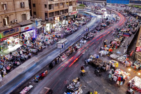 Pemandangan pejalan kaki di pasar jalanan di Lapangan Attaba di pusat ibu kota Mesir, Kairo. Foto: Khaled Desouki/AFP