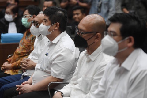 Terdakwa kasus korupsi CPO (kiri-kanan) Stanley MA, Pierre Togar Sitanggang, Weibinanto Halimdjati alias Lin Che Wei, Master Parulian Tumanggor, dan Indra Sari Wisnu Wardhana jalani sidang di Pengadilan Tipikor, Jakarta, Rabu (4/1/2023). Foto: Hafidz Mubarak A/ANTARA FOTO