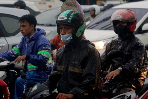 Pengendara kendaraan bermotor terjebak kemacetan saat hujan lebat di kawasan Matraman, Jakarta pada Rabu (4/1/2023). Foto: Iqbal Firdaus/kumparan