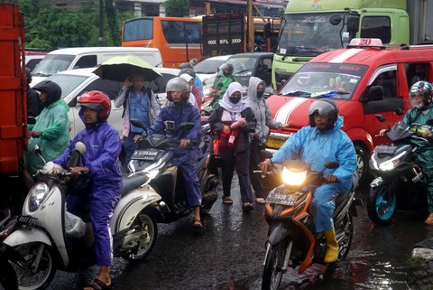 Pengendara kendaraan bermotor terjebak kemacetan saat hujan lebat di kawasan Matraman, Jakarta pada Rabu (4/1/2023). Foto: Iqbal Firdaus/kumparan