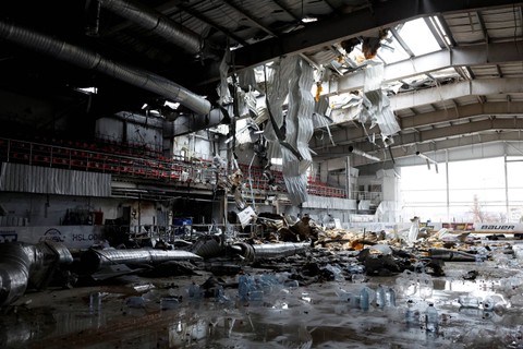 Kondisi arena es yang dihancurkan oleh serangan rudal Rusia di Druzhkivka, Ukraina. Foto: Clodagh Kilcoyne/REUTERS