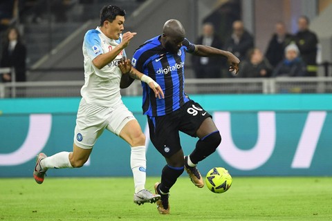 Pemain Inter Milan Romelu Lukaku berusaha melewati pemain Napoli Kim Min-Jae pada pertandingan lanjutan Liga Italia di Stadion San Siro, Milan, Italia.  Foto: Isabella BONOTTO / AFP