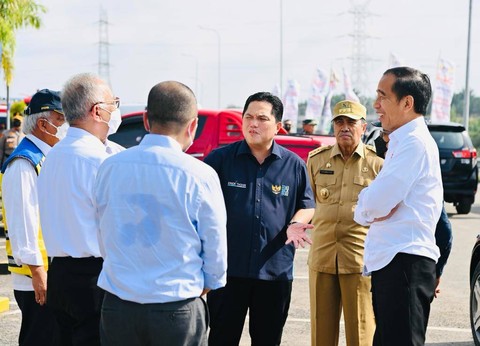 Presiden Joko Widodo (kanan) berbincang dengan sejumlah menteri di KM 82 saat kunjungan kerja menuju Kabupaten Rokan Hilir pada Kamis (5/1). Foto: Dok. Laily Rachev - Biro Pers Sekretariat Presiden