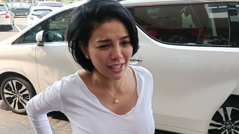 Nikita Mirzani menanyakan kelanjutan laporannya di Polres Jakarta Selatan, Kamis (5/1/2023). Foto: Giovanni/kumparan