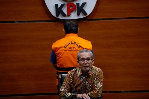 Rijatono Lakka (RL) dihadirkan sebagai tersangka kasus dugaan suap dan gratifikasi yang menjerat Gubernur Papua Lukas Enembe saat konferensi pers di Gedung KPK, Jakarta, Kamis (5/1/2023). Foto: Jamal Ramadhan/kumparan