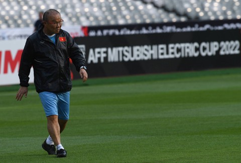Pelatih Timnas Vietnam Park Hang-seo memantau pemainnya berlatih menjelang laga semifinal Piala AFF 2022 di Stadion Utama Gelora Bung Karno, Jakarta, Kamis (5/1/2023).  Foto: Akbar Nugroho Gumay/ANTARA FOTO