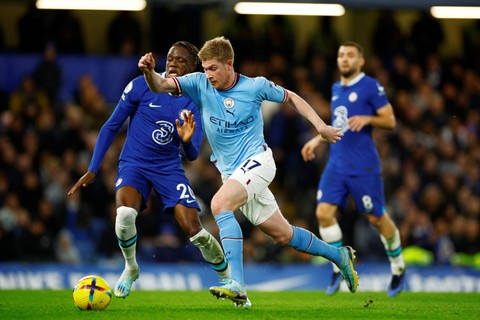 Pemain Chelsea Denis Zakaria berusaha menghadang pemain Manchester City Kevin De Bruyne pada pertandingan lanjutan Liga Inggris di Stamford Bridge, London, Inggris. Foto: John Sibley/REUTERS