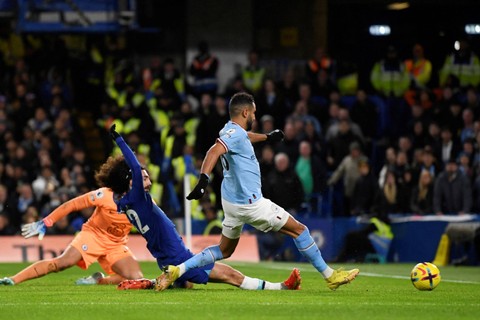 Pemain Manchester City Riyad Mahrez mencetak gol ke gawang Chelsea pada pertandingan lanjutan Liga Inggris di Stamford Bridge, London, Inggris. Foto: Tony Obrien/REUTERS