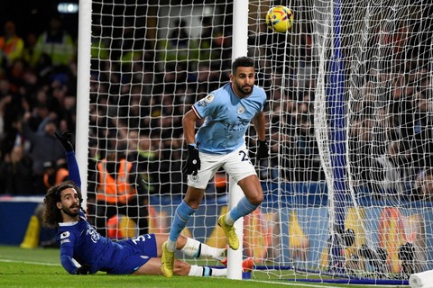 Selebrasi pemain Manchester City Riyad Mahrez usai mencetak gol ke gawang Chelsea pada pertandingan lanjutan Liga Inggris di Stamford Bridge, London, Inggris. Foto: Tony Obrien/REUTERS