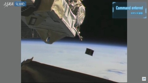 Satelit CubeSat buatan Indonesia, Satelit Surya-1 (SS-1) meluncur dari ISS dan mulai mengorbit bumi di orbit rendah (LEO). Foto: Dok. Badan antariksa Jepang, JAXA.