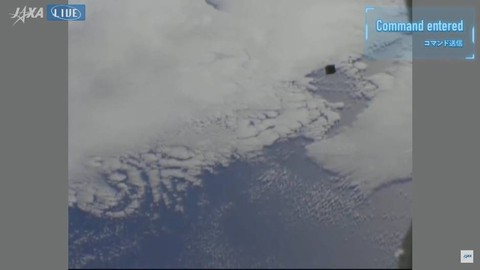 Satelit CubeSat buatan Indonesia, Satelit Surya-1 (SS-1) meluncur dari ISS dan mulai mengorbit bumi di orbit rendah (LEO). Foto: Dok. Badan antariksa Jepang, JAXA.